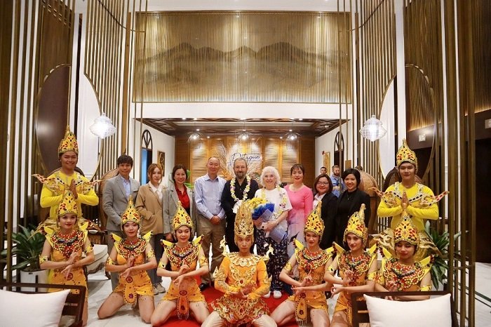 Đoàn chụp ảnh lưu niệm với đội biểu diễn nghệ thuật Apsara tại sảnh khách sạn Potique